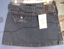 Pollera Jean con hebilla cierre lateral y adorno colgante en bolsillo trasero