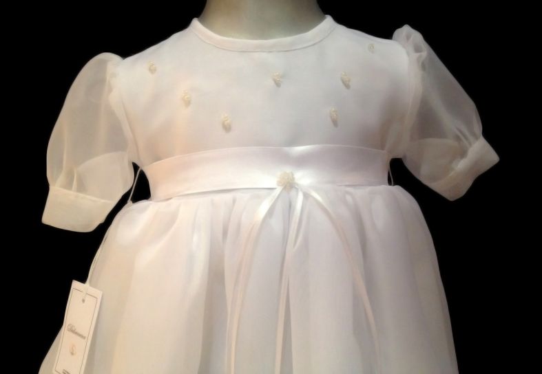 Vestido Bautismo manga corta en gasa con faja y borde de falda en razo