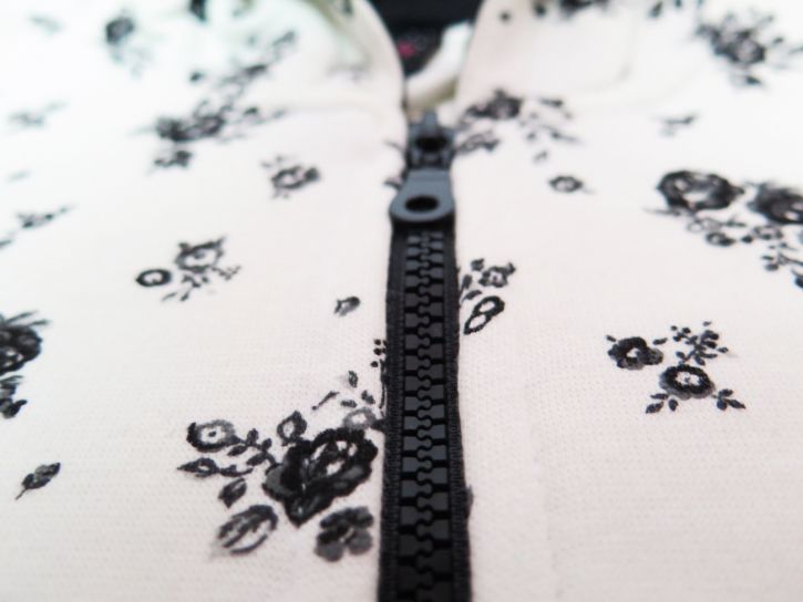 Campera Nena de Algodon Frizado con Capucha Estampado Floreado