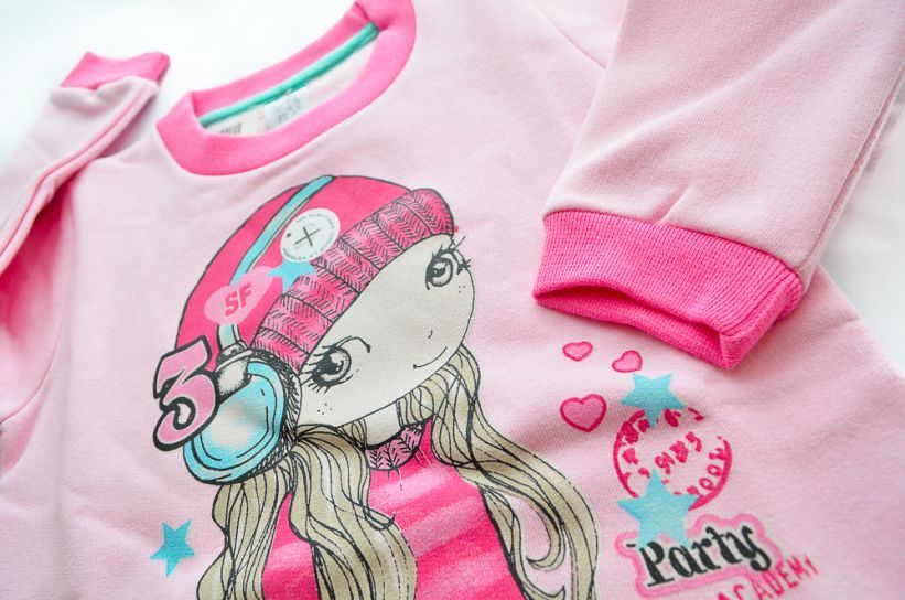 Buzo friza combinado y estampado sin capucha de nena