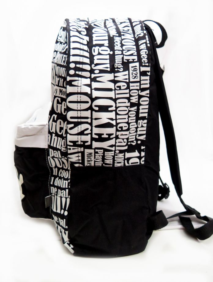 Mochila grande espalda mickey escrita en blanco y negro con 1 bolsillo con una mano