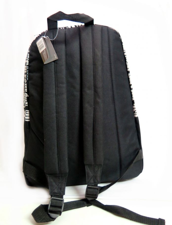Mochila grande espalda mickey escrita en blanco y negro con 1 bolsillo con una mano
